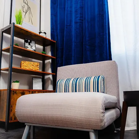 Modern - Victory Square Near Government Building Daire