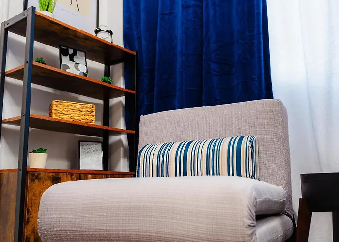 Modern - Victory Square Near Government Building Daire