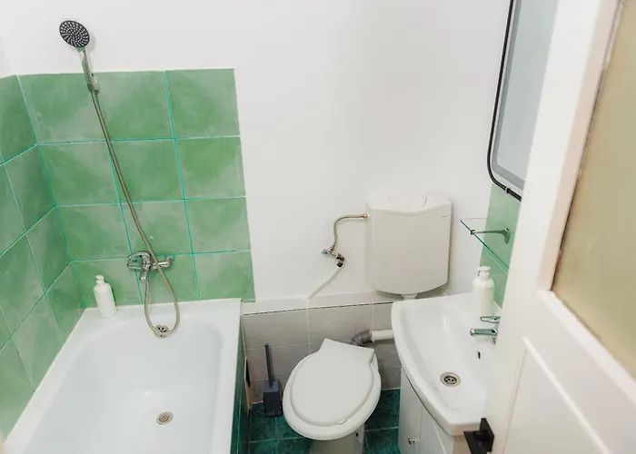 Modern - Victory Square Near Government Building Bükreş