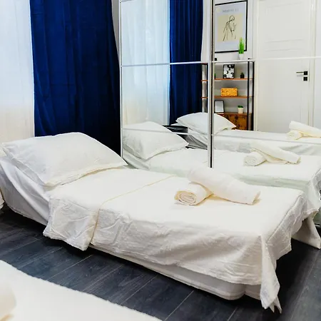 Modern - Victory Square Near Government Building * Bucureşti