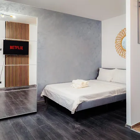 Modern - Victory Square Near Government Building Bucureşti