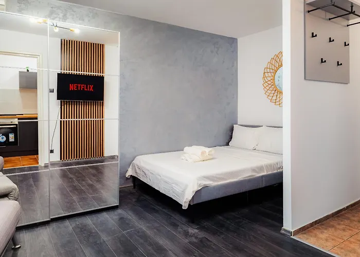 Modern - Victory Square Near Government Building 부쿠레슈티